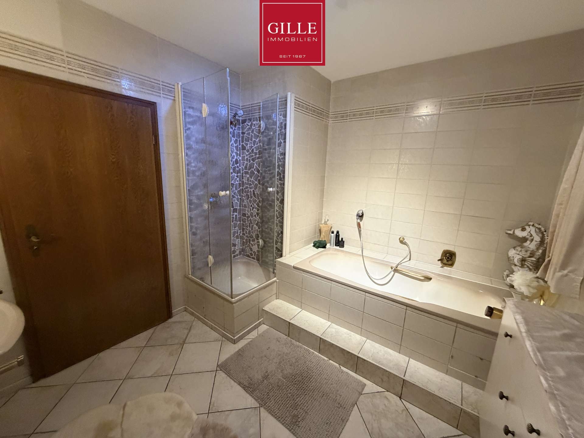 Ansicht 19 von: Sehr gepflegte DHH- mit Wintergarten, Sauna und Kamin und Garage in Neuss-Holzheim zu verkaufen